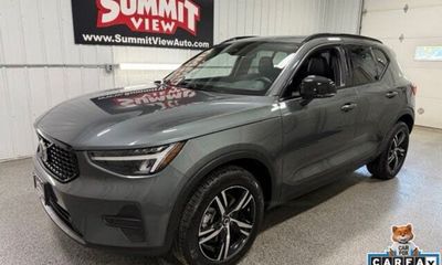 2026 Volvo XC40 Core