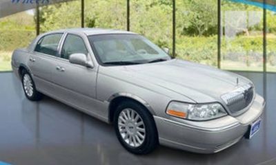 2005 Lincoln Town CAR Signature