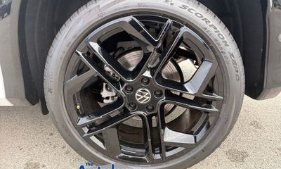 2026 Volkswagen Tiguan 4MOTION SE Black