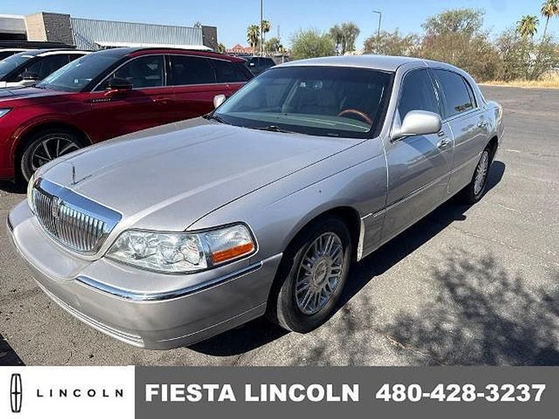 2009 Lincoln Town Car — a typically priced live listing