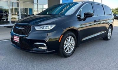 2025 Chrysler Pacifica Select