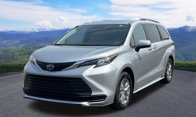 2025 Toyota Sienna LE
