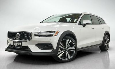 2025 Volvo V60CC Plus