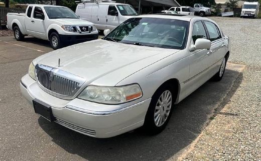 2005 Lincoln Town CAR Signature Limited