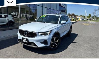 2025 Volvo XC40 Core