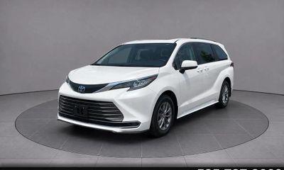 2025 Toyota Sienna XLE 8 Passenger