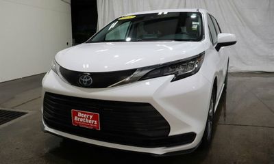 2022 Toyota Sienna LE