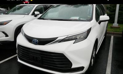 2025 Toyota Sienna LE