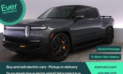 2025 Rivian R1T Premium