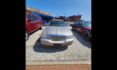 2003 Lincoln Town CAR Executive
