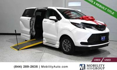 2022 Toyota Sienna LE