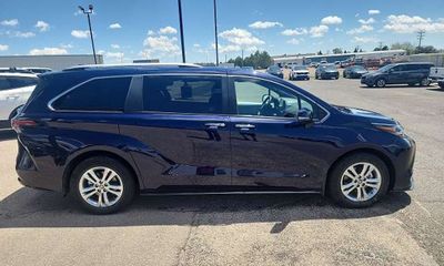 2024 Toyota Sienna Platinum
