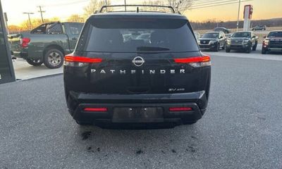2022 Nissan Pathfinder SV