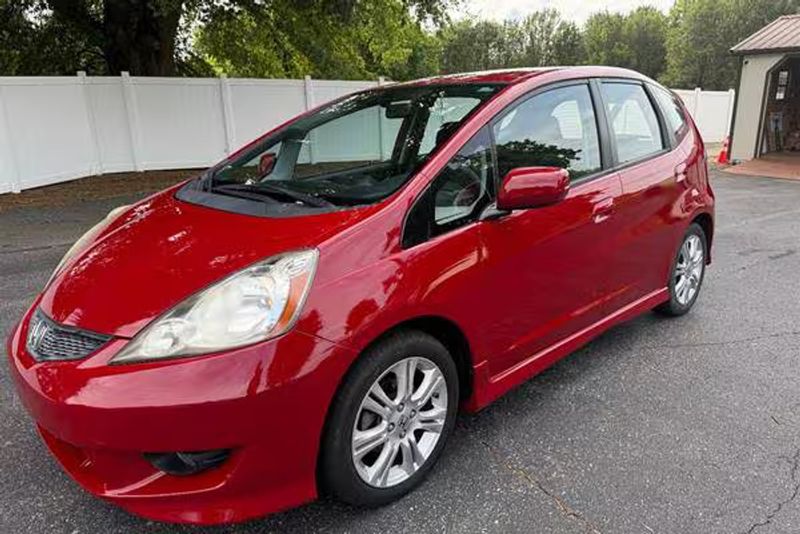 2011 Honda FIT — a typically priced live listing