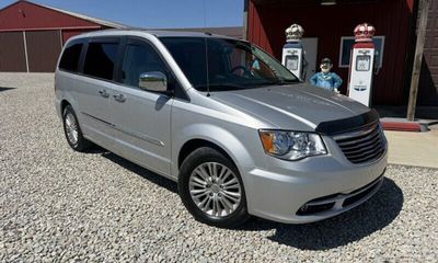2011 Chrysler Town AND Country Touring L