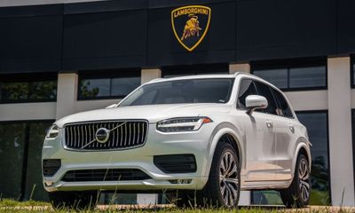 2023 Volvo XC90 Core Bright Theme