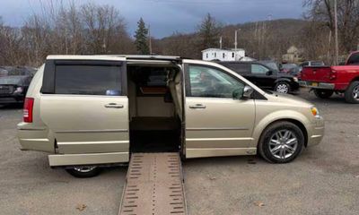 2010 Chrysler Town AND Country RT