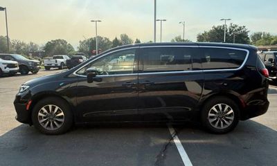 2024 Chrysler Pacifica Select