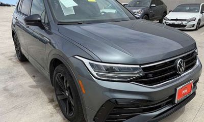2024 Volkswagen Tiguan SE Black