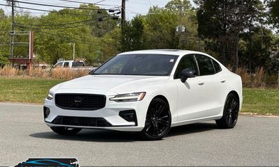 2024 Volvo S60 Plus Black Edition
