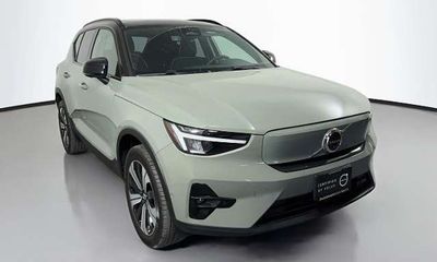 2023 Volvo XC40 Plus Dark