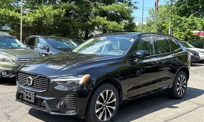 2023 Volvo XC60 Plus Dark