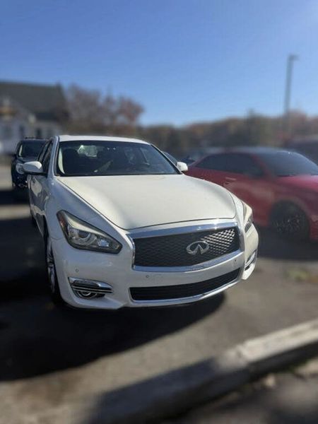 2016 Infiniti Q70 — a typically priced live listing