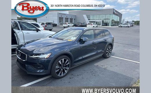 2022 Volvo V60CC Momentum
