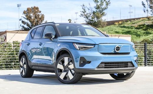 2023 Volvo XC40 Ultimate Dark
