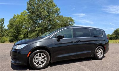 2023 Chrysler Voyager LX