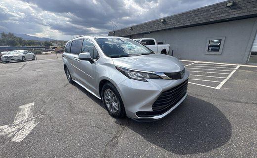 2022 Toyota Sienna LE