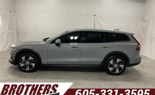 2025 Volvo V60CC Plus
