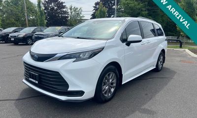 2025 Toyota Sienna LE