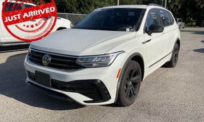 2023 Volkswagen Tiguan SE Black
