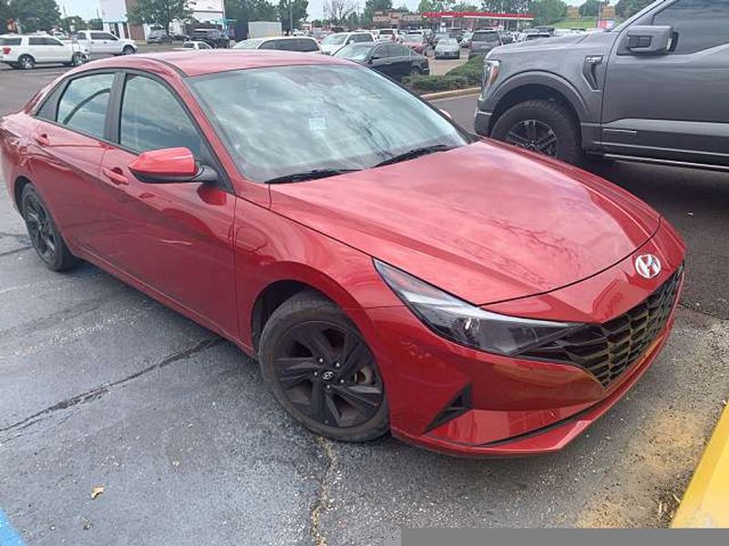2022 Hyundai Elantra — a typically priced live listing