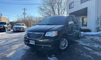 2013 Chrysler Town AND Country Touring L