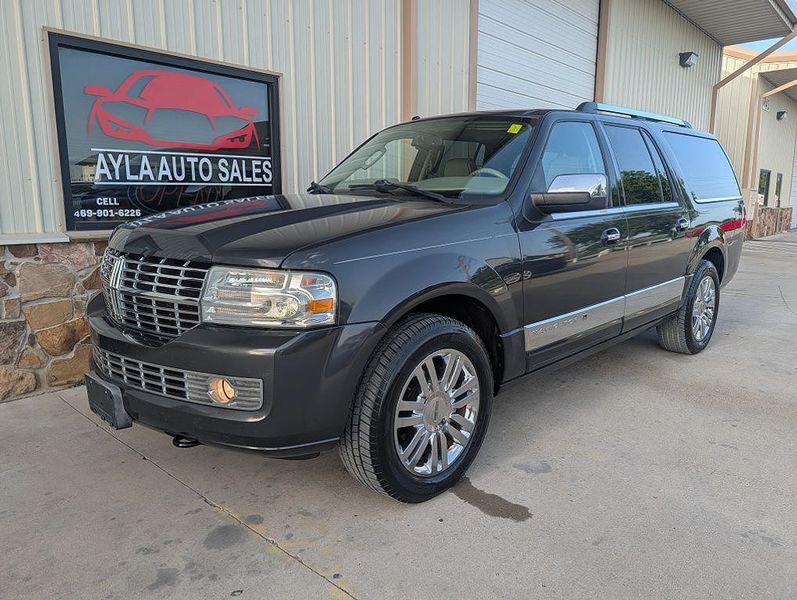 2007 Lincoln Navigator — a typically priced live listing