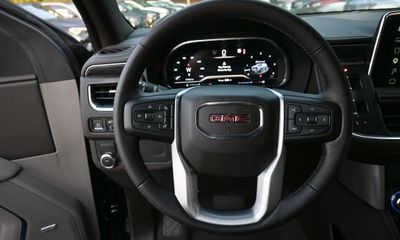 2023 GMC Yukon XL SLT