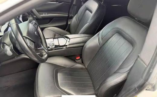 2018 Maserati Quattroporte Essence