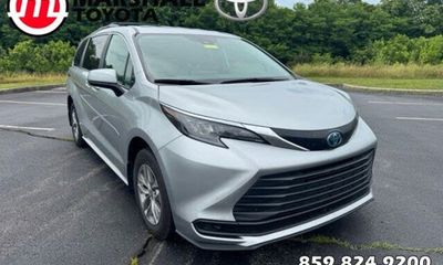2025 Toyota Sienna LE