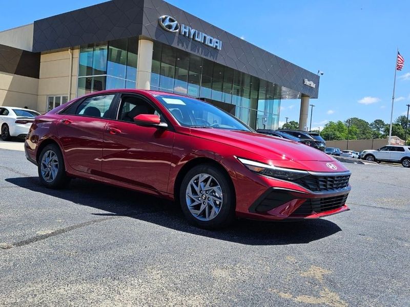 2025 Hyundai Elantra Hybrid — a typically priced live listing