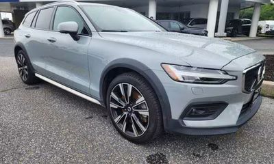2025 Volvo V60CC Ultra