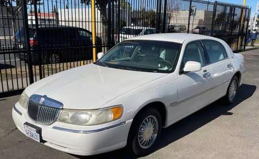 1999 Lincoln Town CAR Executive
