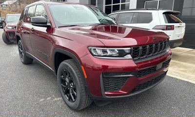 2026 Jeep Grand Cherokee Base Laredo