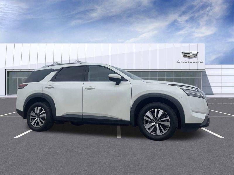 2023 Nissan Pathfinder — a typically priced live listing