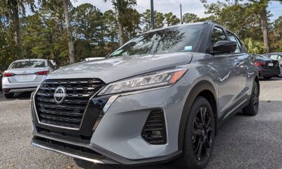 2024 Nissan Kicks SR
