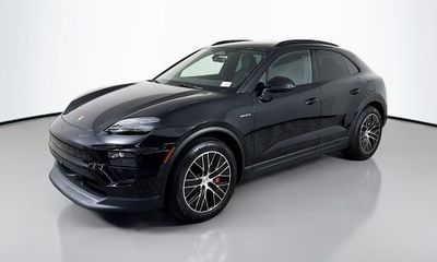 2025 Porsche Macan 4S Electric