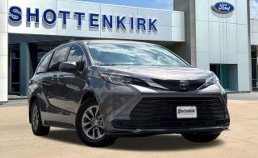 2023 Toyota Sienna LE