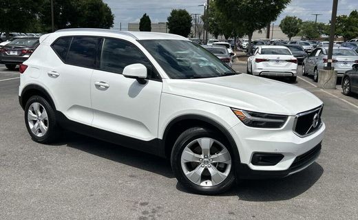 2022 Volvo XC40 Momentum