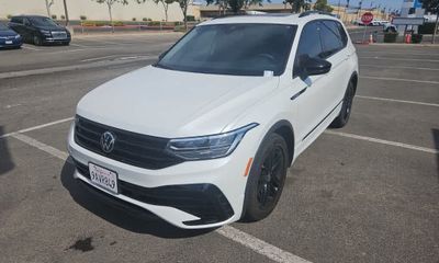 2022 Volkswagen Tiguan SE Black